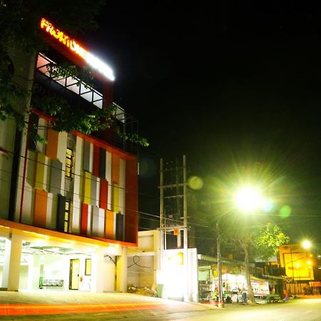 Front One Hotel Tulungagung Exterior foto