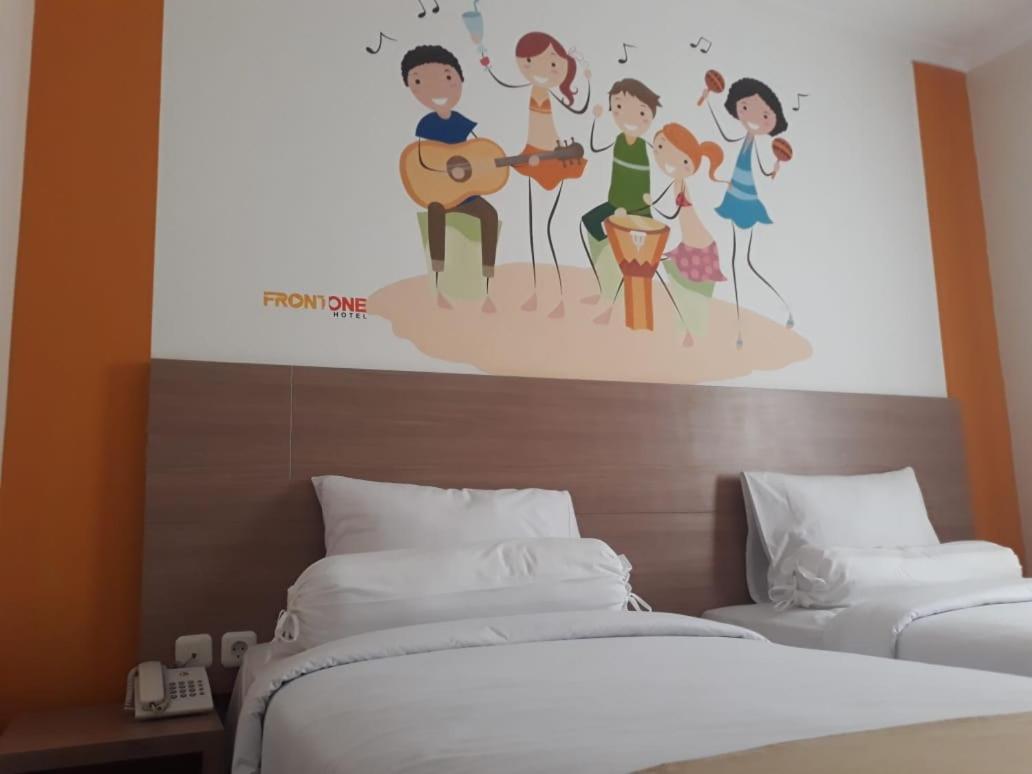 Front One Hotel Tulungagung Exterior foto