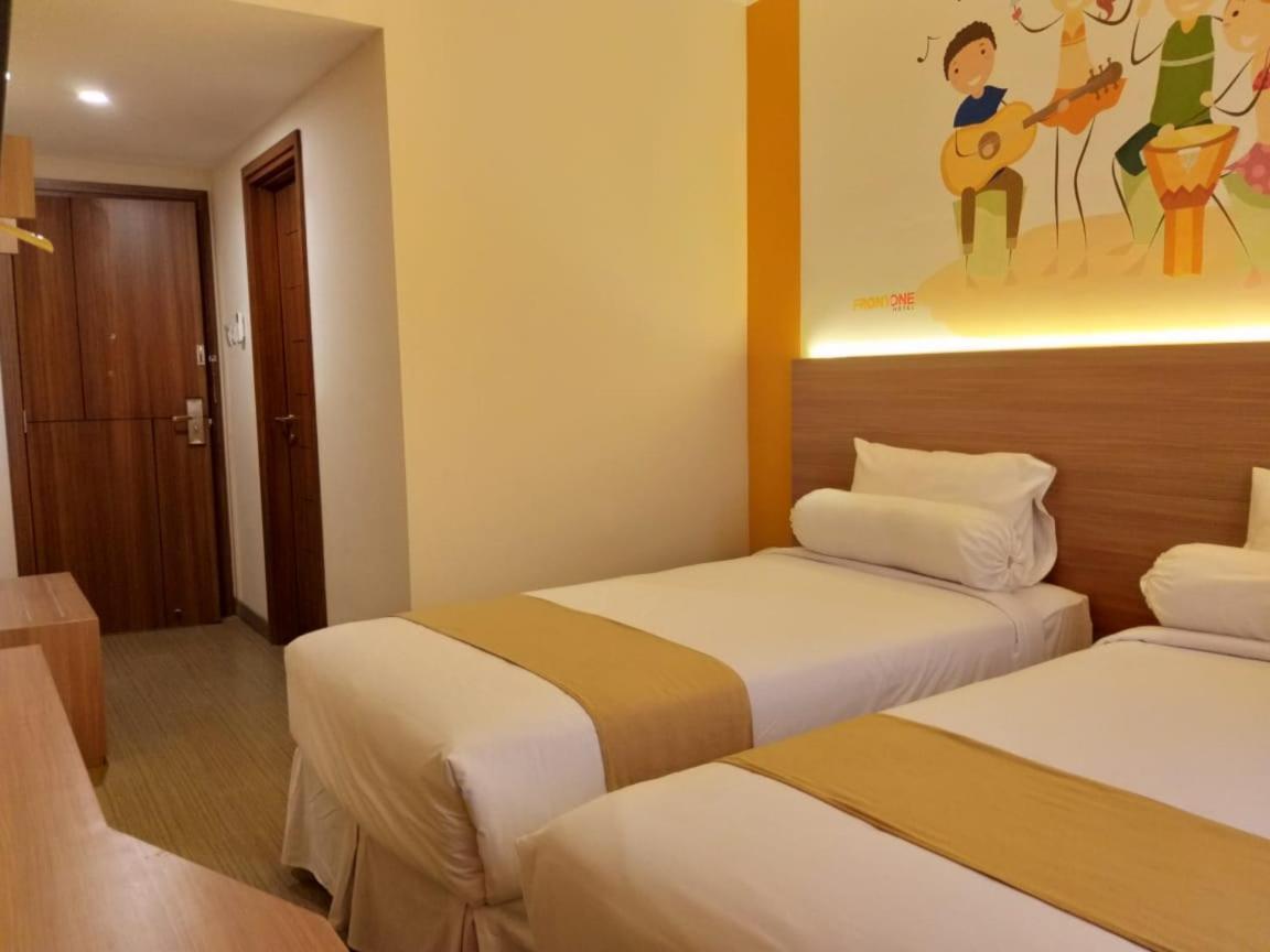 Front One Hotel Tulungagung Exterior foto